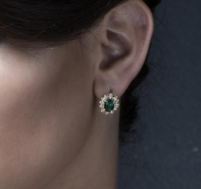 עגילי אמרלד סינטטי ויהלומים מעוצבים מזהב 14K, משובצים יהלומים בצורת פרח, נסגרים באוזן בסגירה אנגלי, דגם ED3088