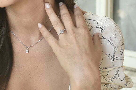באיזה אצבע עונדים את טבעת האירוסין?