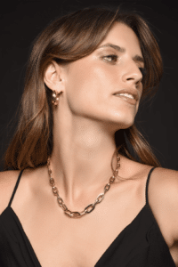 עגילים על דוגמנית