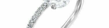 טבעת יהלומים, זהב לבן K14, משובצת סוליטר אובל 0.70 קראט ויהלומים מסביב, דגם RDD2160OVAL