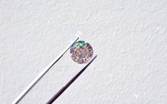 איך מבדילים בין יהלום טבעי ליהלום מעבדה?