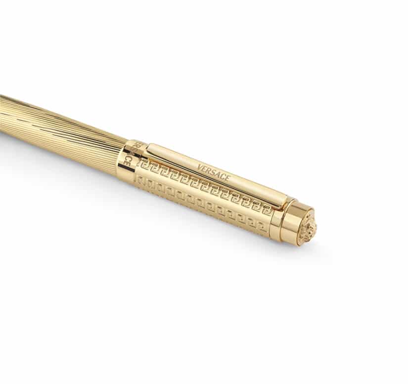 עט נובע מבית Versace מקולקציית Greca Signature , דגם VR9DA0326